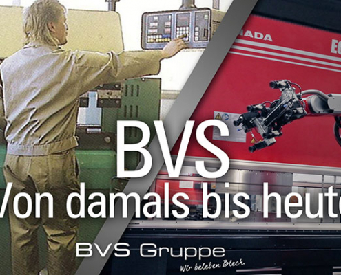 Mitarbeiter bedient historische Abkantpresse, rechts automatisiertes Roboter-Biegen bei BVS Blechtechnik
