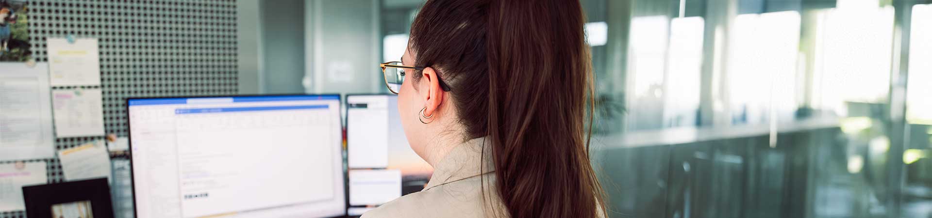 BVS Kundenservice, Mitarbeiterin arbeitet am Monitor