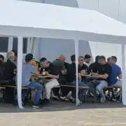 bvs-blechtechnik-bbq-sommerfest1-2026 Mitarbeiter beim Essen im Zelt