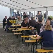 bvs-blechtechnik-bbq-sommerfest2-2026 Mitarbeiter beim Essen im Zelt